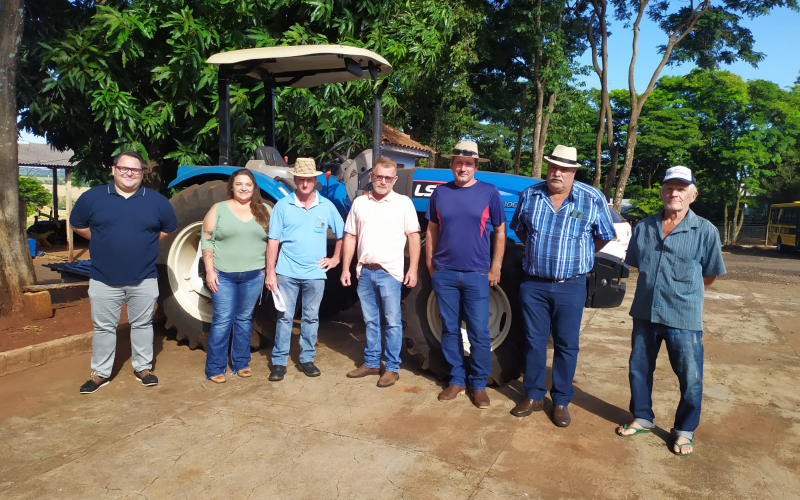 Associação de Agropecuaristas da Linha Campina recebe implementos agrícolas