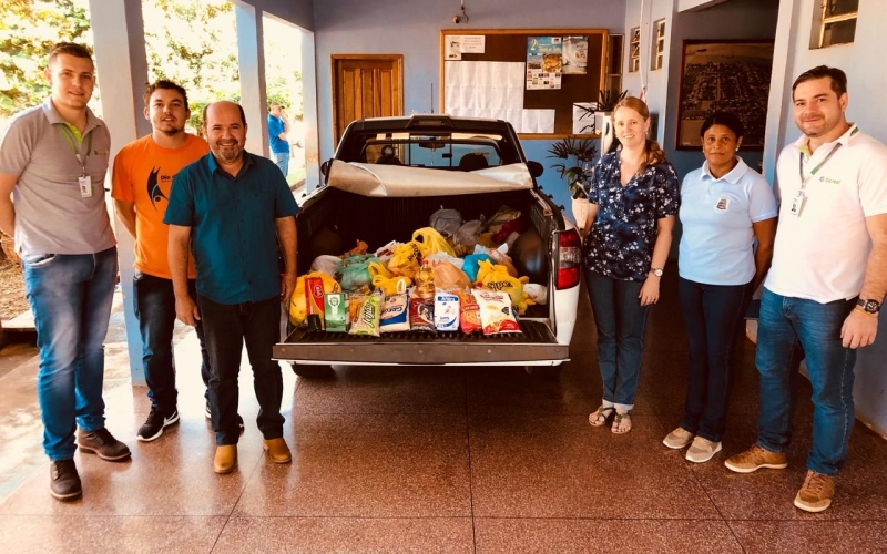 Sicredi entrega alimentos arrecadados à Secretaria de Assistência Social