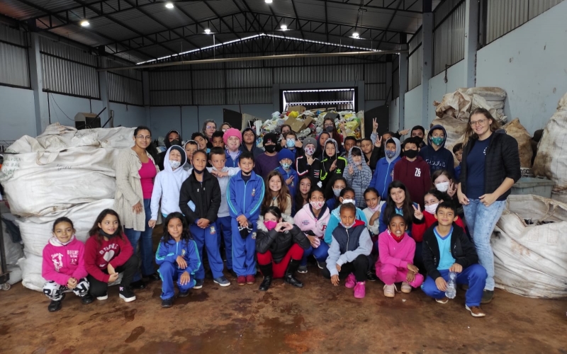 Alunos do 4º e 5º anos da Escola de Luz Marina Visitam ACARESPI