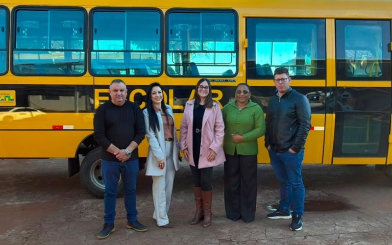 Secretaria de Educação amplia frota com a chegada de ônibus e micro-ônibus escolares.