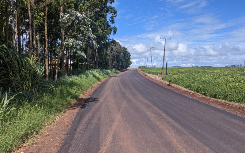 Prefeitura finaliza recapeamento asfáltico em trechos da Estrada Mestre entre a Sede e Marco Três.